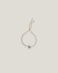Pulsera minimal perla natural redondeada 10mm blanca cordón nailon dorado