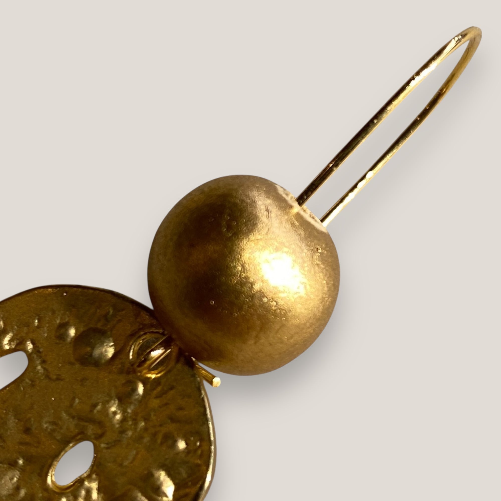 Pendientes gancho con medalla y bola oro mate