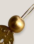 Pendientes gancho con medalla y bola oro mate