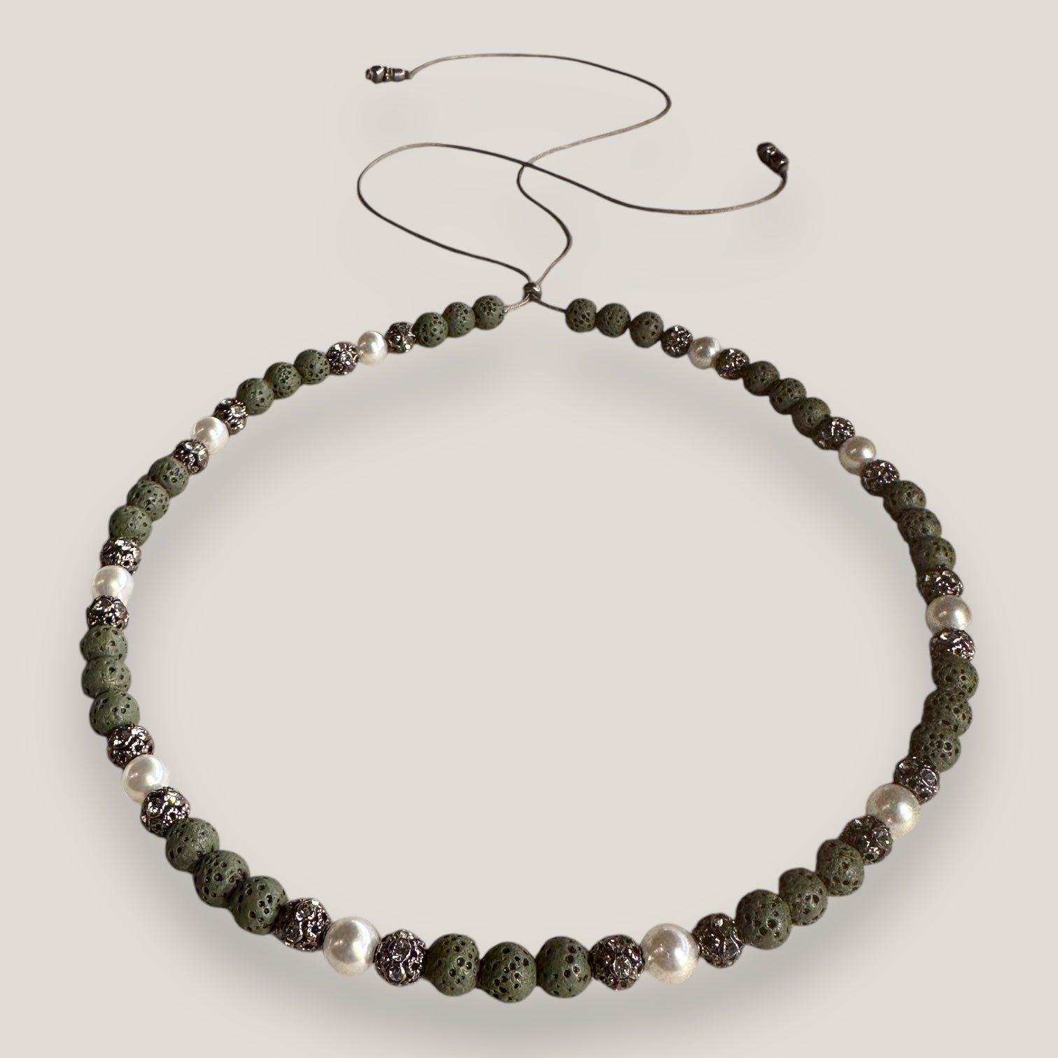 Collar Dafne perlas con esponja coral verde caqui y filigranas gunmetal con cristalitos