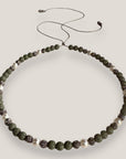 Collar Dafne perlas con esponja coral verde caqui y filigranas gunmetal con cristalitos
