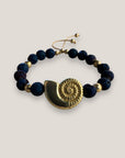 Armband mit großer Muschel und goldenen Perlen mit indigoblauer Lava
