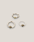 Anillo tortuguita dorada con cuentas de esponja coral en blanco