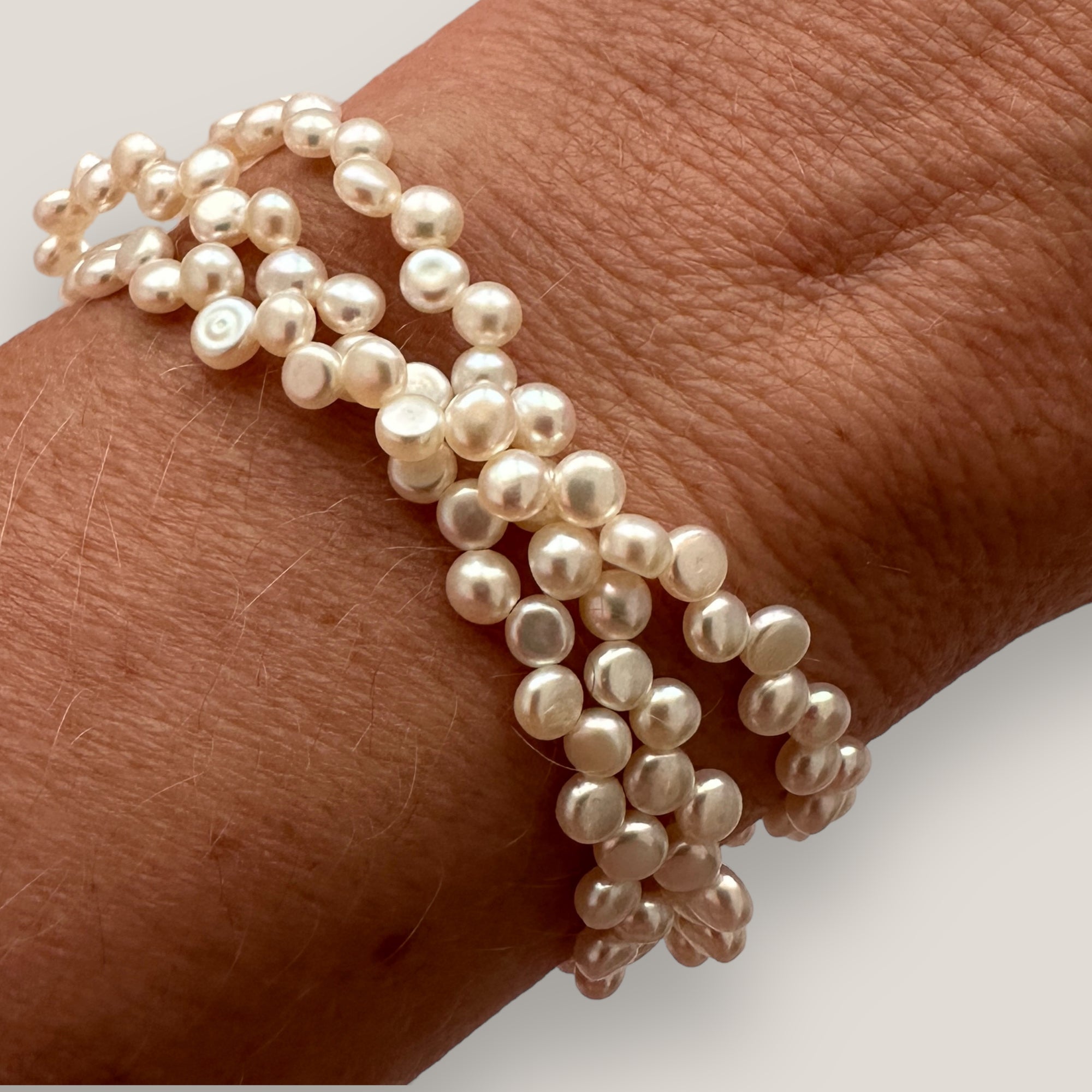 Pulsera triple con perlitas 4mm blancas naturales, cordón de nailon gris plata y cuentas acero