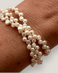 Pulsera triple con perlitas 4mm blancas naturales, cordón de nailon gris plata y cuentas acero