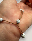 Pulsera con tortuguita plateada y lava blanca