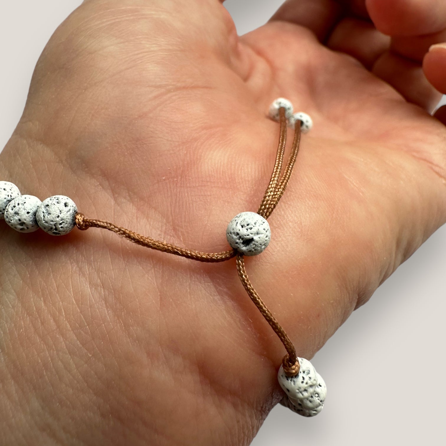 Armband mit silbernem Meerjungfrauenschwanz und weißer Lava