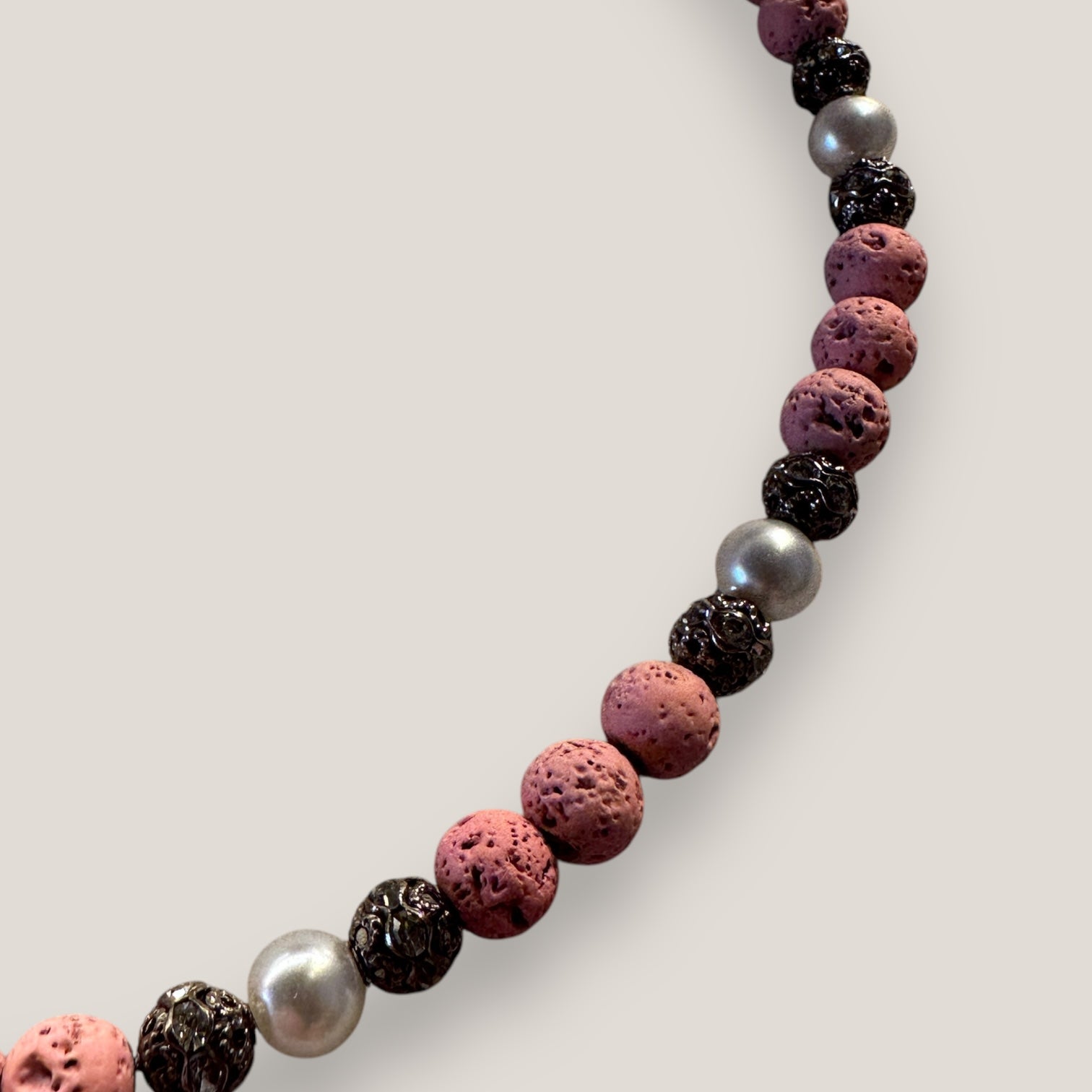 Collar Dafne perlas con lava rosa y filigranas gunmetal con cristalitos