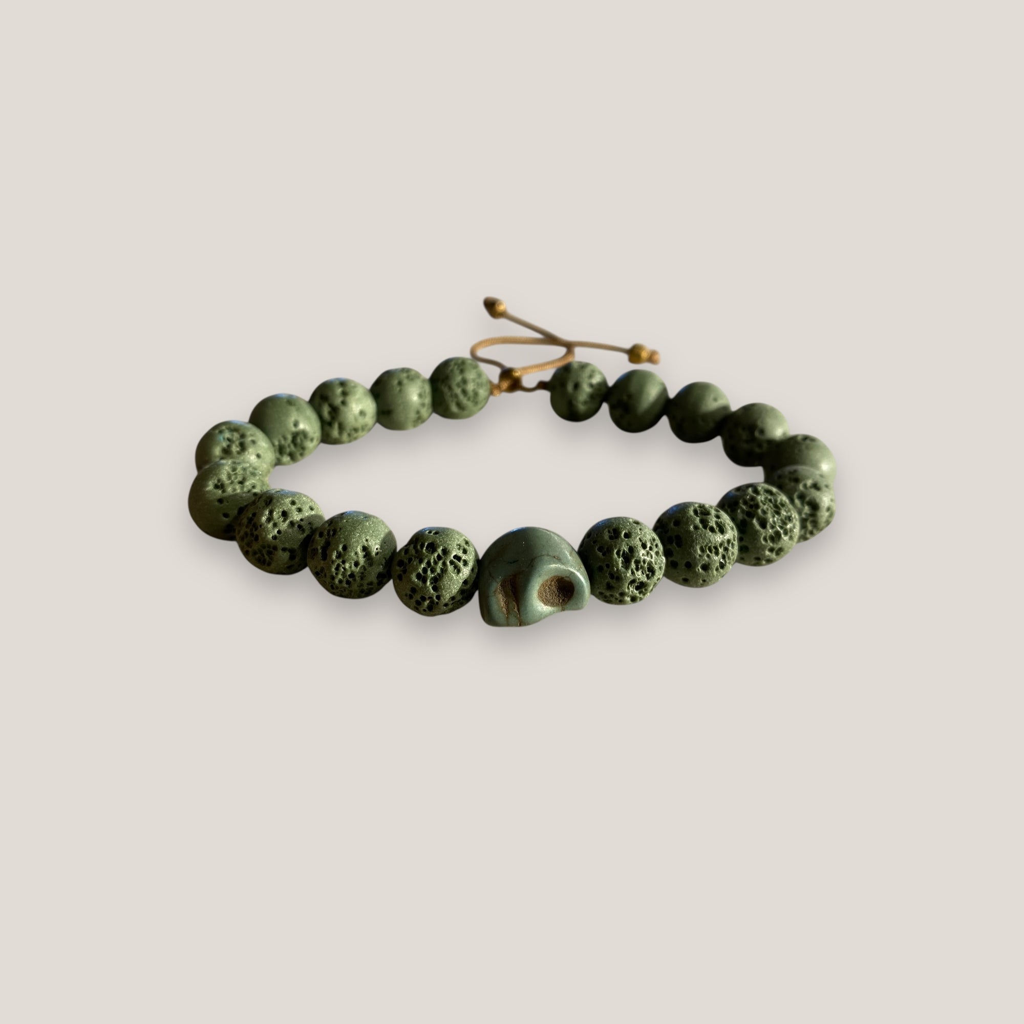 Pulsera con gran calavera de howila y esponja coral verde caqui