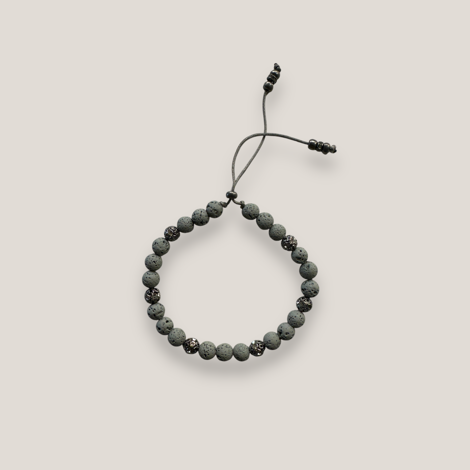 Pulsera Dafne con lava gris claro y filigrana gunmetal con cristalitos