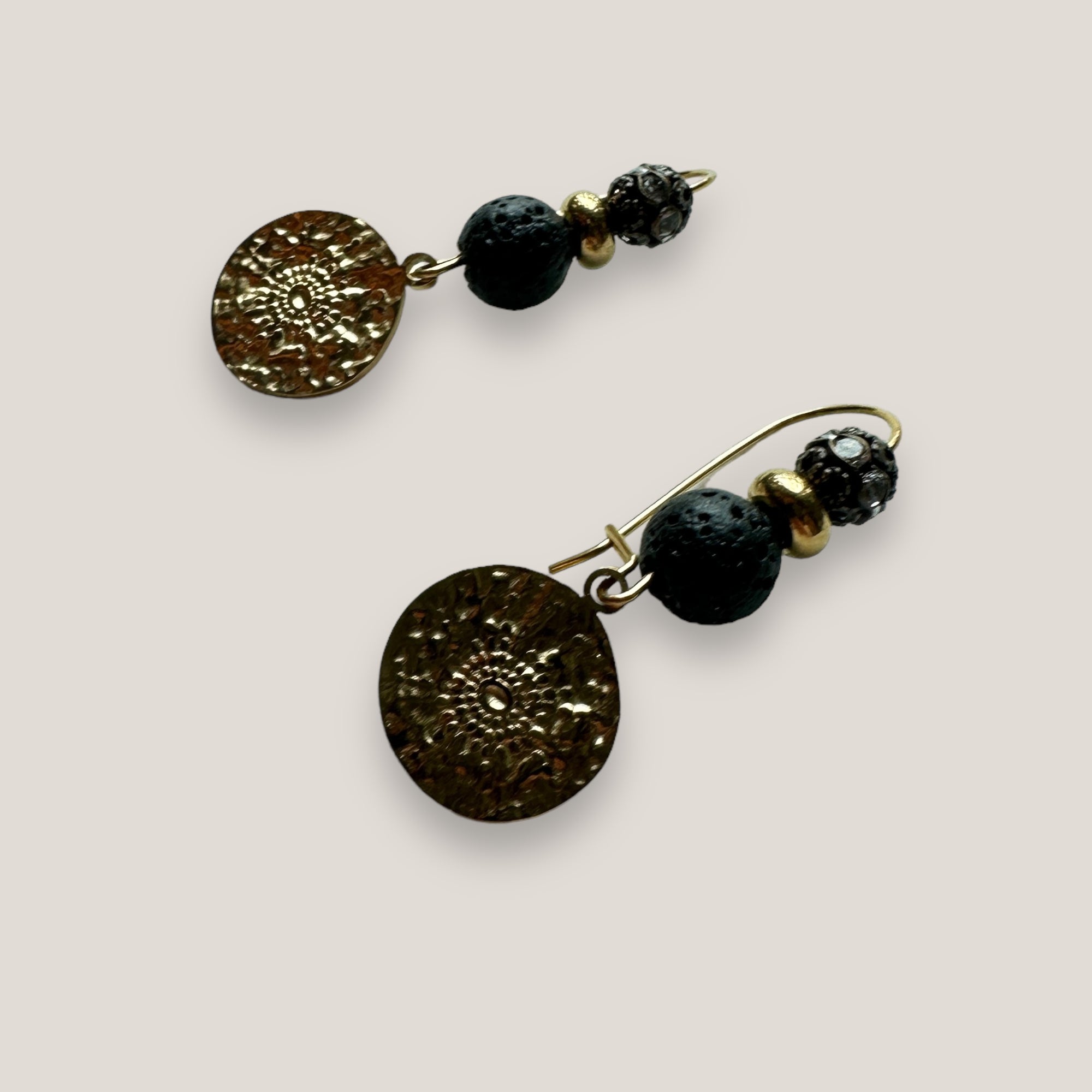 Pendientes Dafne gancho y medalla aguas con separador acero oro, lava negra y cuentas con filigrana bronce con cristalitos