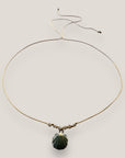 Collar midi con concha dorada esmaltada en verde agua y cristales facetados topo