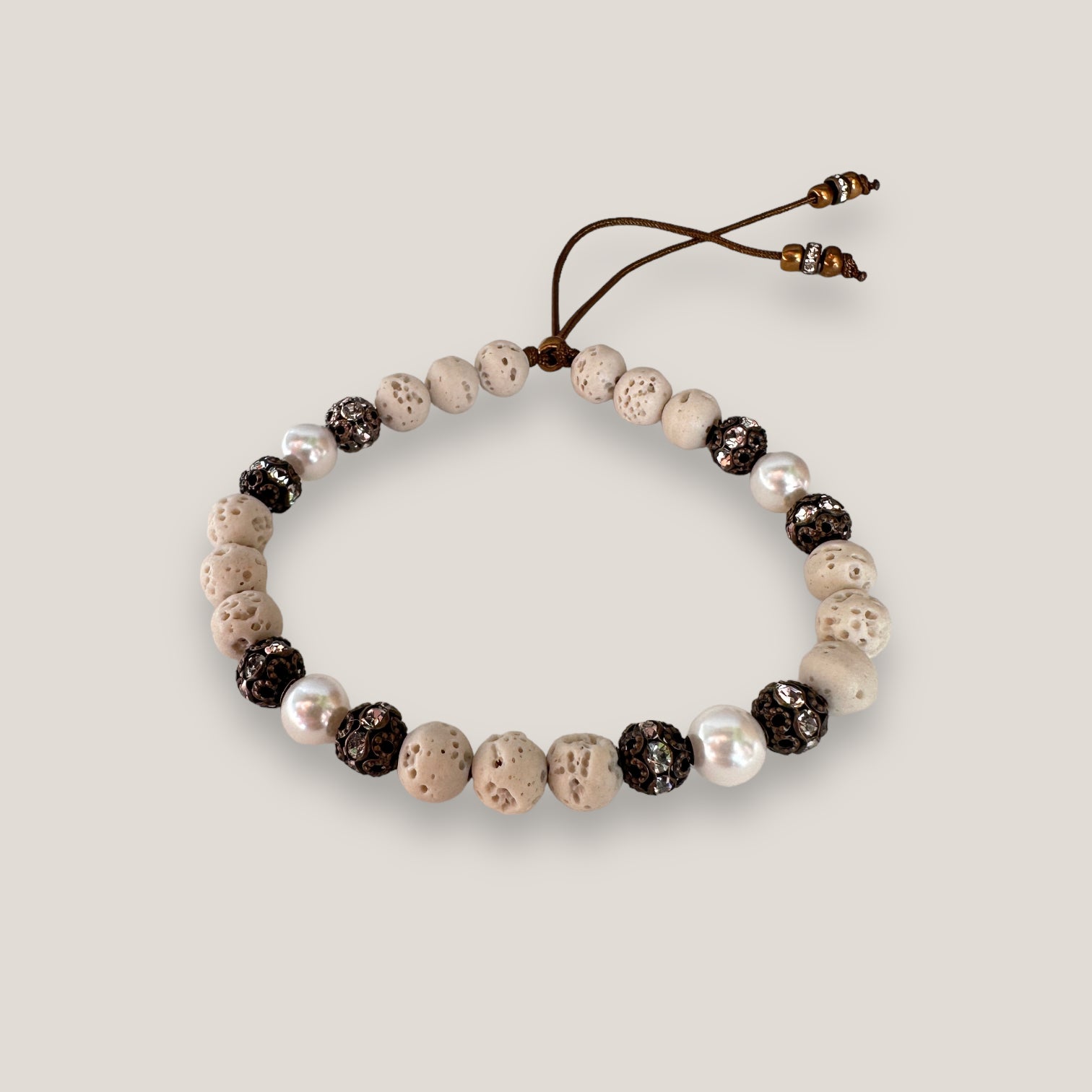 Pulsera Dafne perlas con esponja coral crudo y filigrana bronce con cristalitos