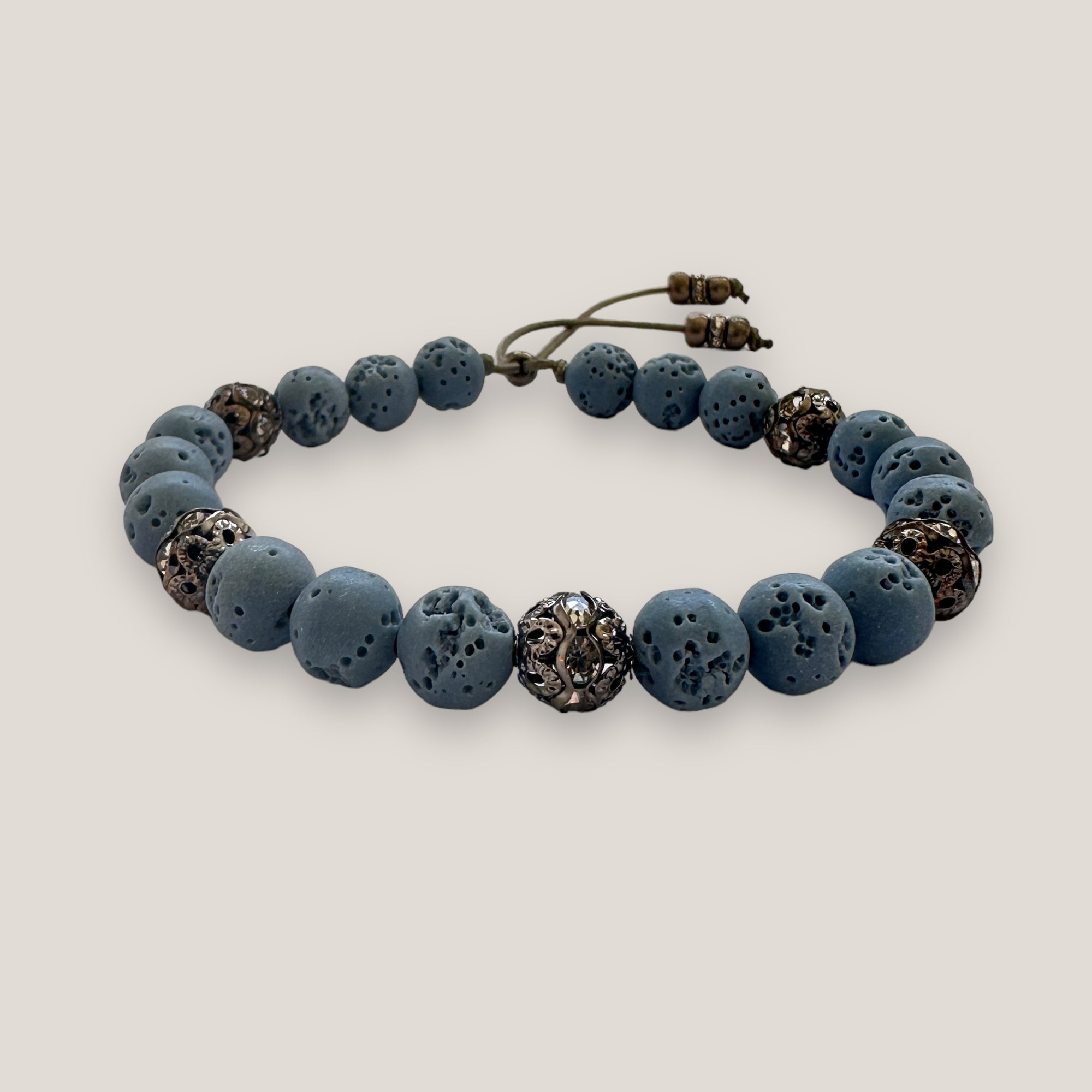 Pulsera gran Dafne con esponja coral azul claro y filigrana gunmetal con cristalitos