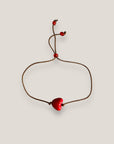 Pulsera minimal con corazón rojo de resina