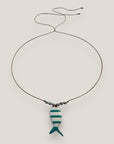 Collar midi pez esmaltado blanco con rayas verde turquesa y cuentas de lava blancas