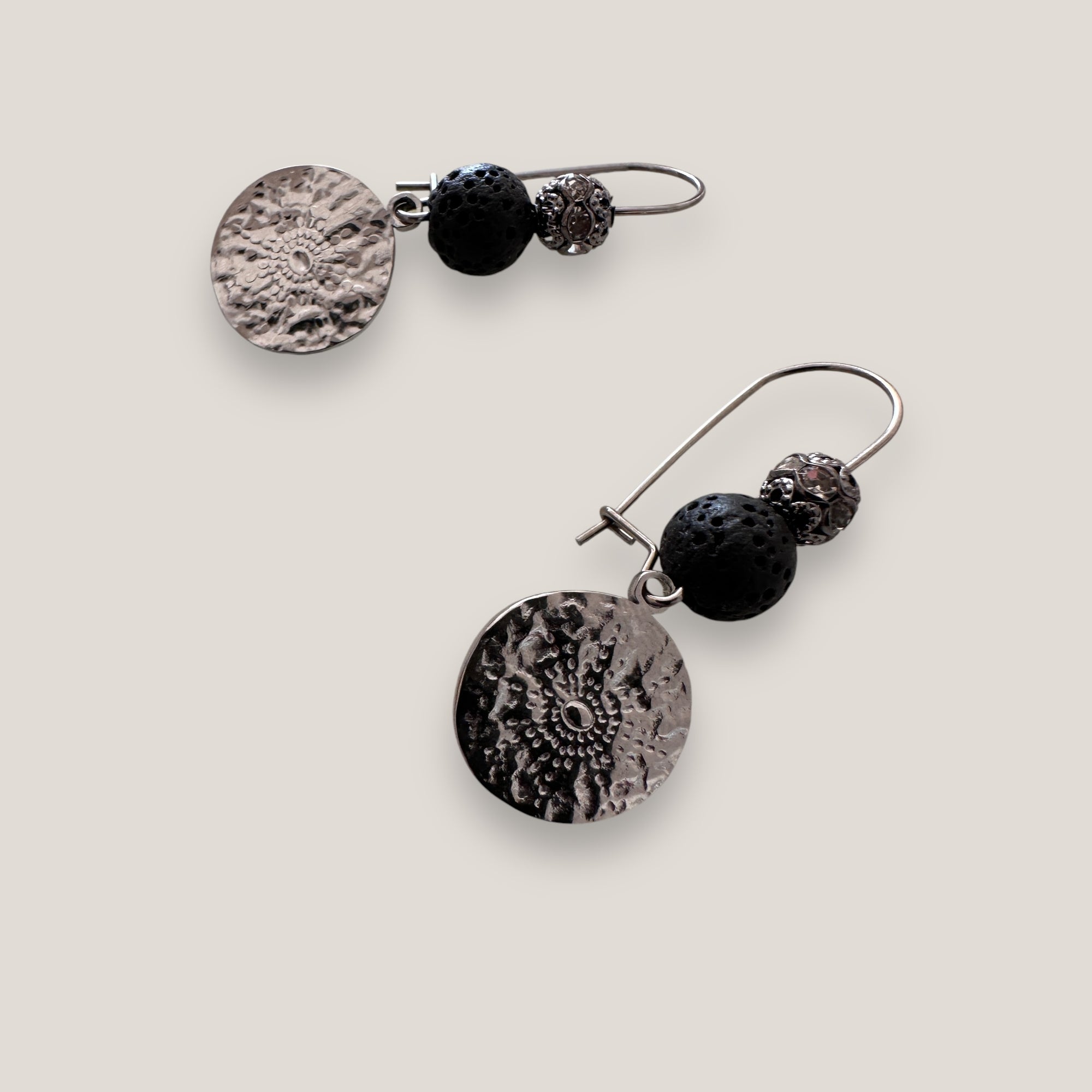 Pendientes Dafne gancho y medalla sol acero con esponja coral negra