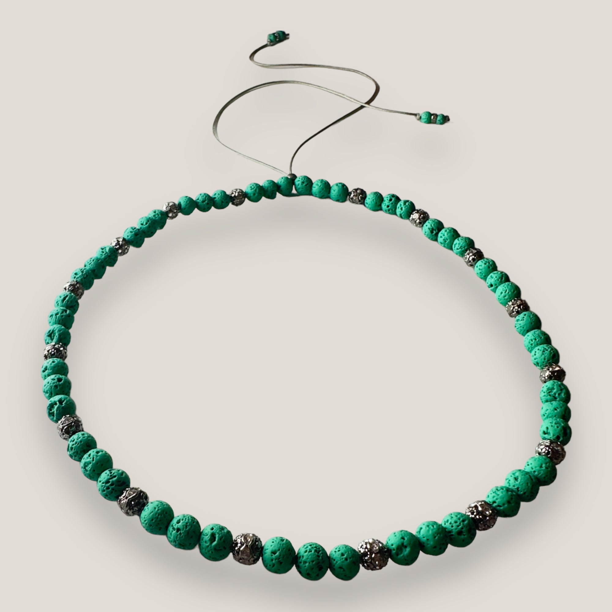 Collar Dafne con lava verde vivo y filigranas gunmetal con cristalitos