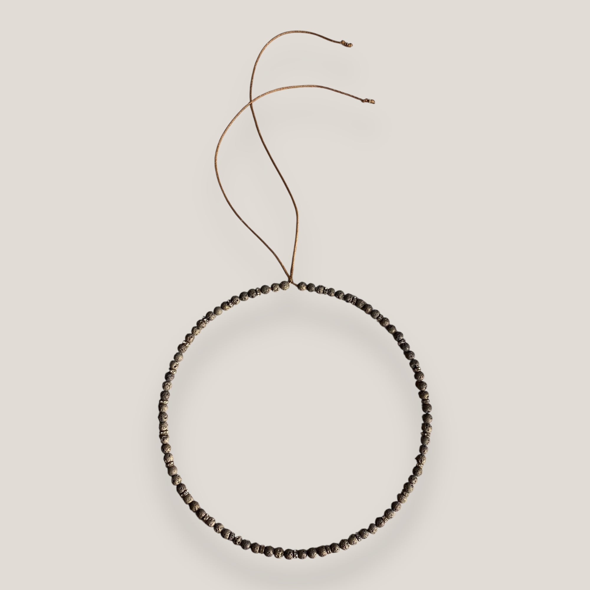 Collar mini base 4mm lava marrón bronce, rondeles bronce con cristalitos blancos