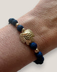 Pulsera con gran tortuga dorada y lava azul añil