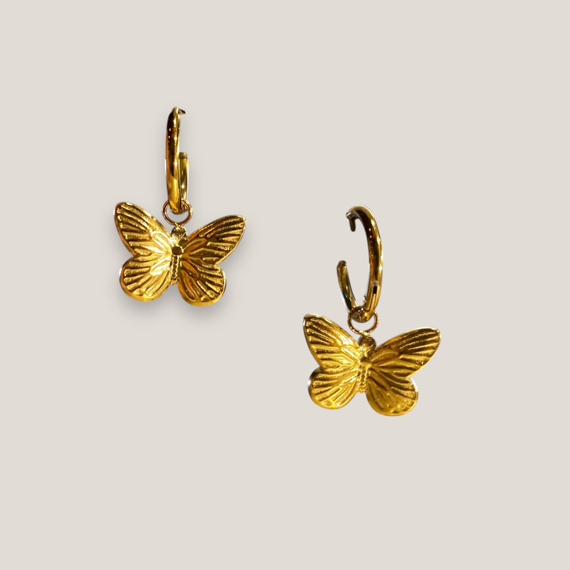 Pendientes aro clic con colgante mariposa acero oro