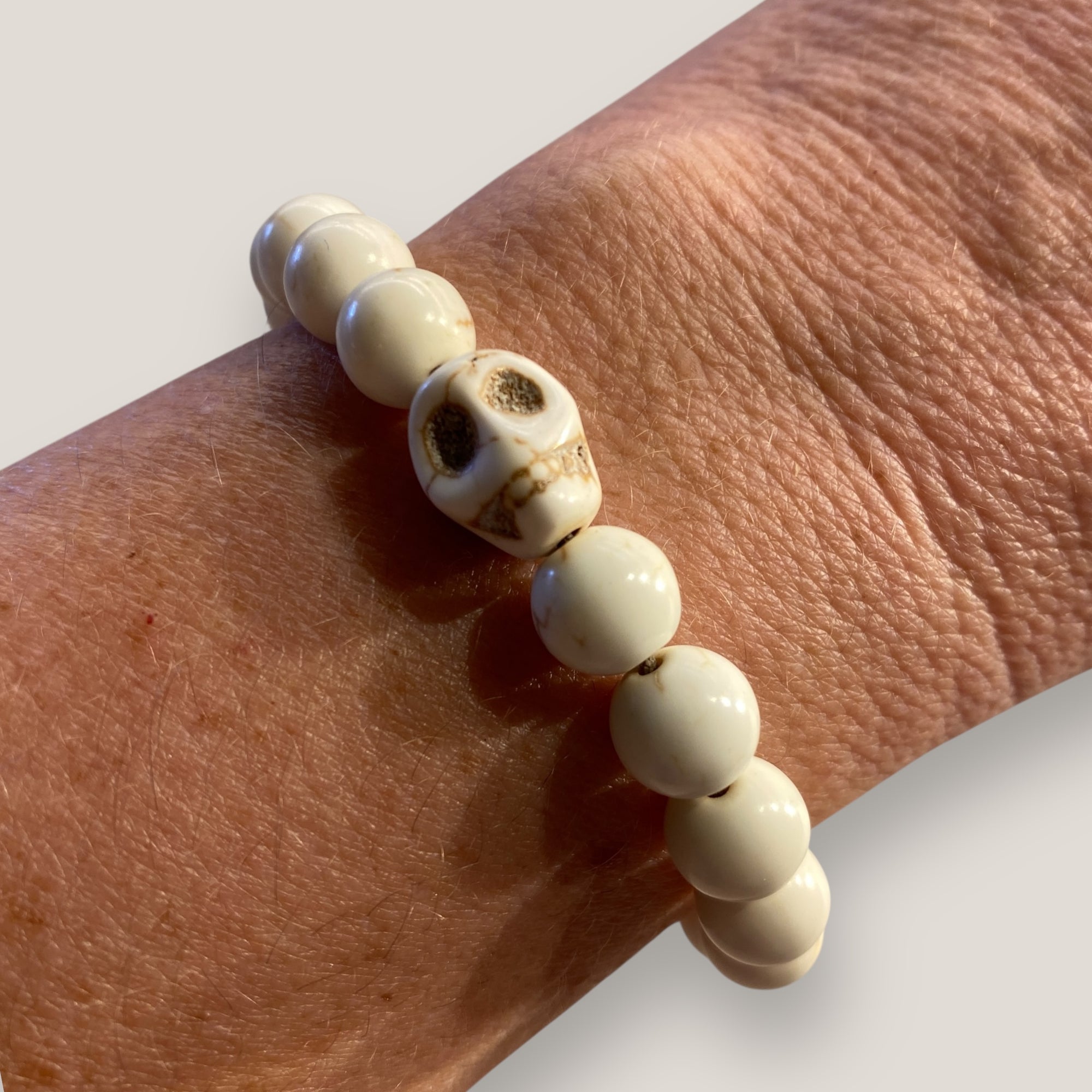 Pulsera con gran calavera y cuentas de howlita blanca