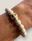 Pulsera con gran calavera y cuentas de howlita blanca