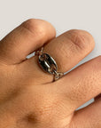 Ring aus Edelstahl mit Ankerkettenmustern