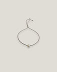 Pulsera minimal perla natural redondeada 6mm blanca cordón nailon gris