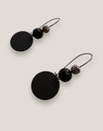 Pendientes Dafne gancho gunmetal con medalla negra mate, lava negra y filigrana con cristalitos
