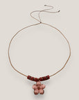 Collar midi con flor dorada esmaltada, discos esponja coral y discos con brillis de cristal