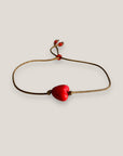 Pulsera minimal con corazón rojo de resina