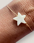 Pulsera minimal con estrella de nácar blanco
