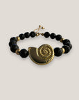 Pulsera con gran caracola y cuentas doradas con lava negra