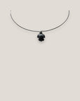 Collar minimal con tortuga Howlita negra lava negra