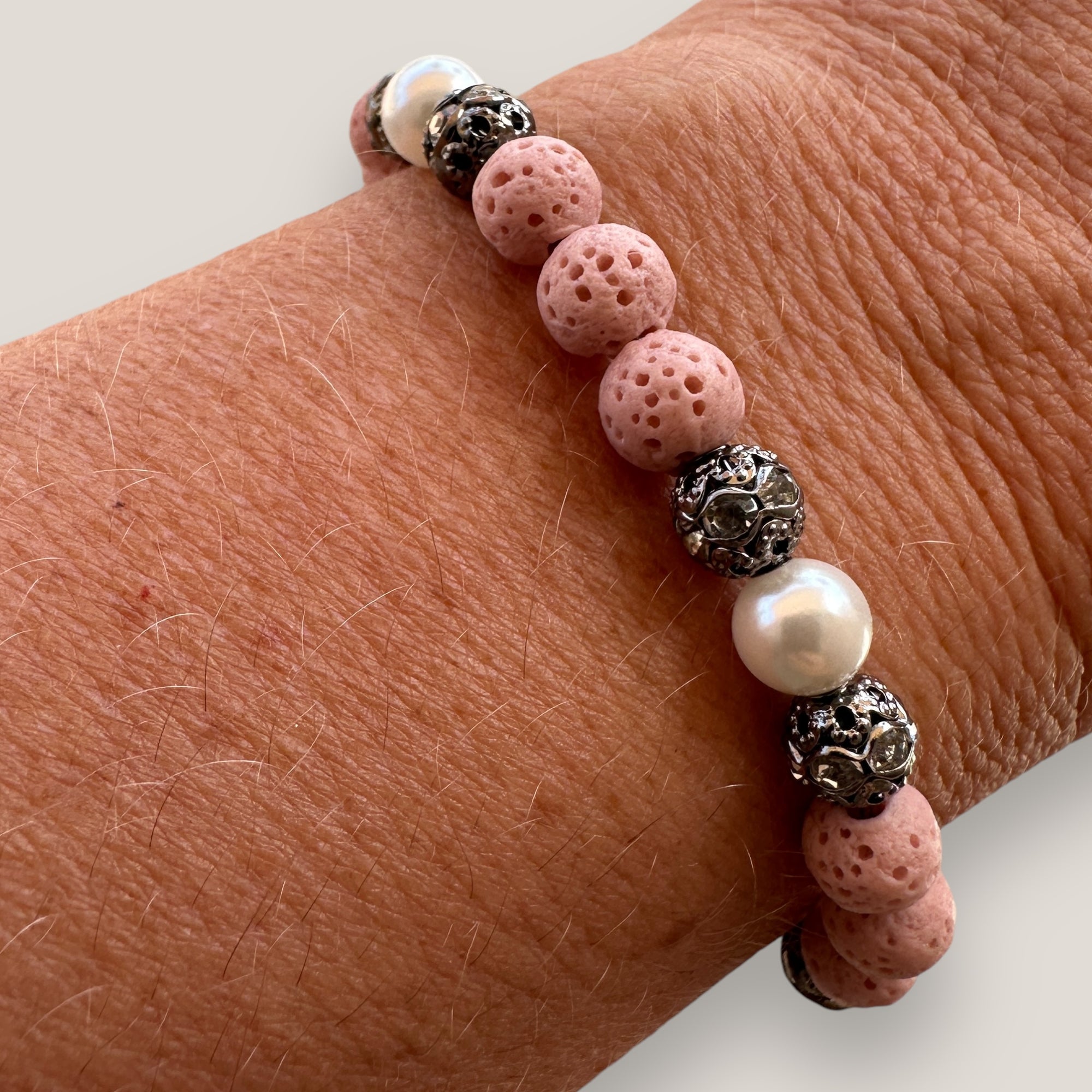 Pulsera Dafne perlas esponja coral rosa clara y filigrana gunmetal con cristalitos