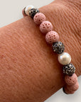 Pulsera Dafne perlas esponja coral rosa clara y filigrana gunmetal con cristalitos