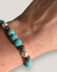 Pulsera Dafne perlas con lava turquesa y filigrana gunmetal con cristalitos
