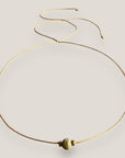 Collar minimal con bola 8mm de esponja coral verde olivina y separadores dorados con brillis de cristal blanco