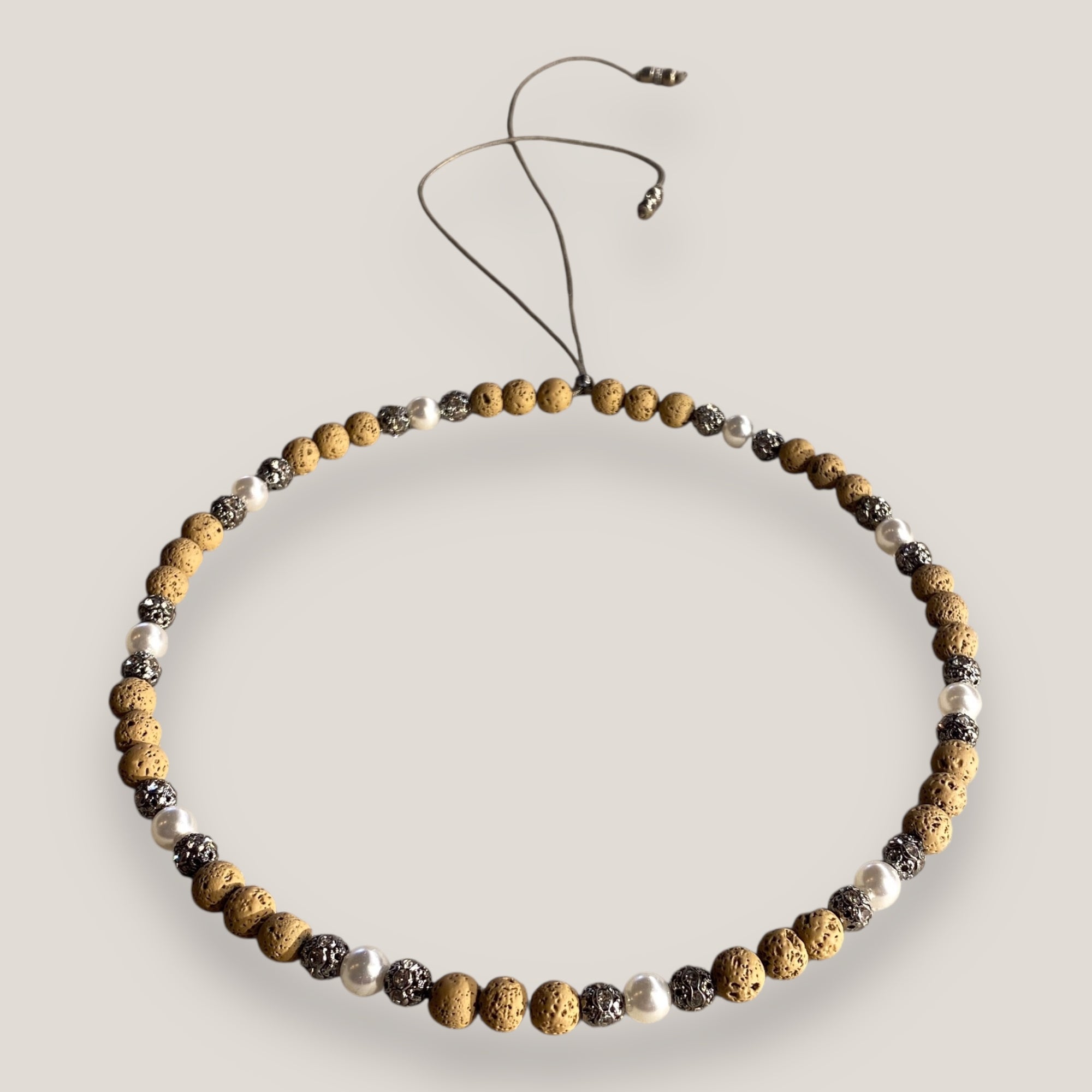 Collar Dafne perlas, lava marrón claro y filigranas gumental con cristalitos