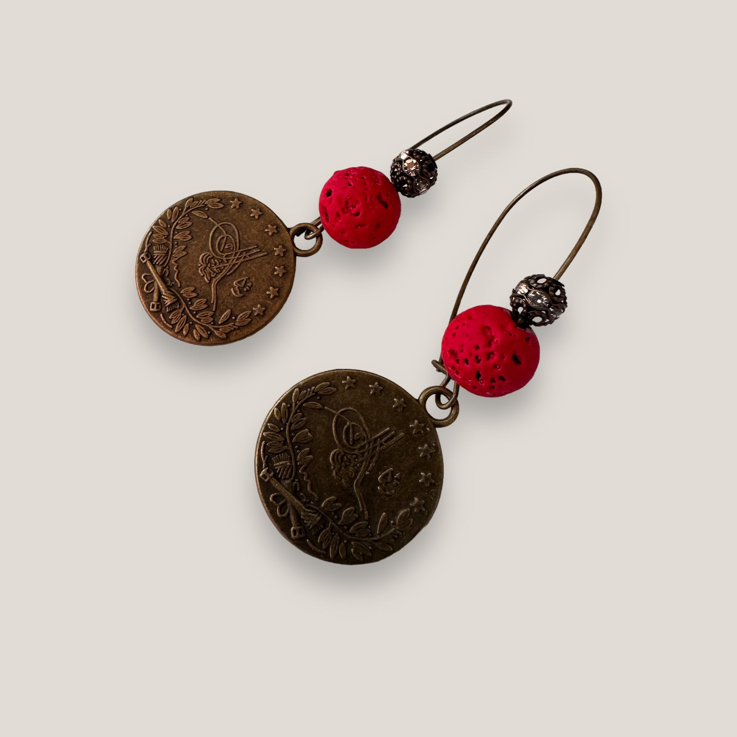 Pendientes Dafne gancho y moneda tribal de bronce viejo, lava roja y filigrana con brilli
