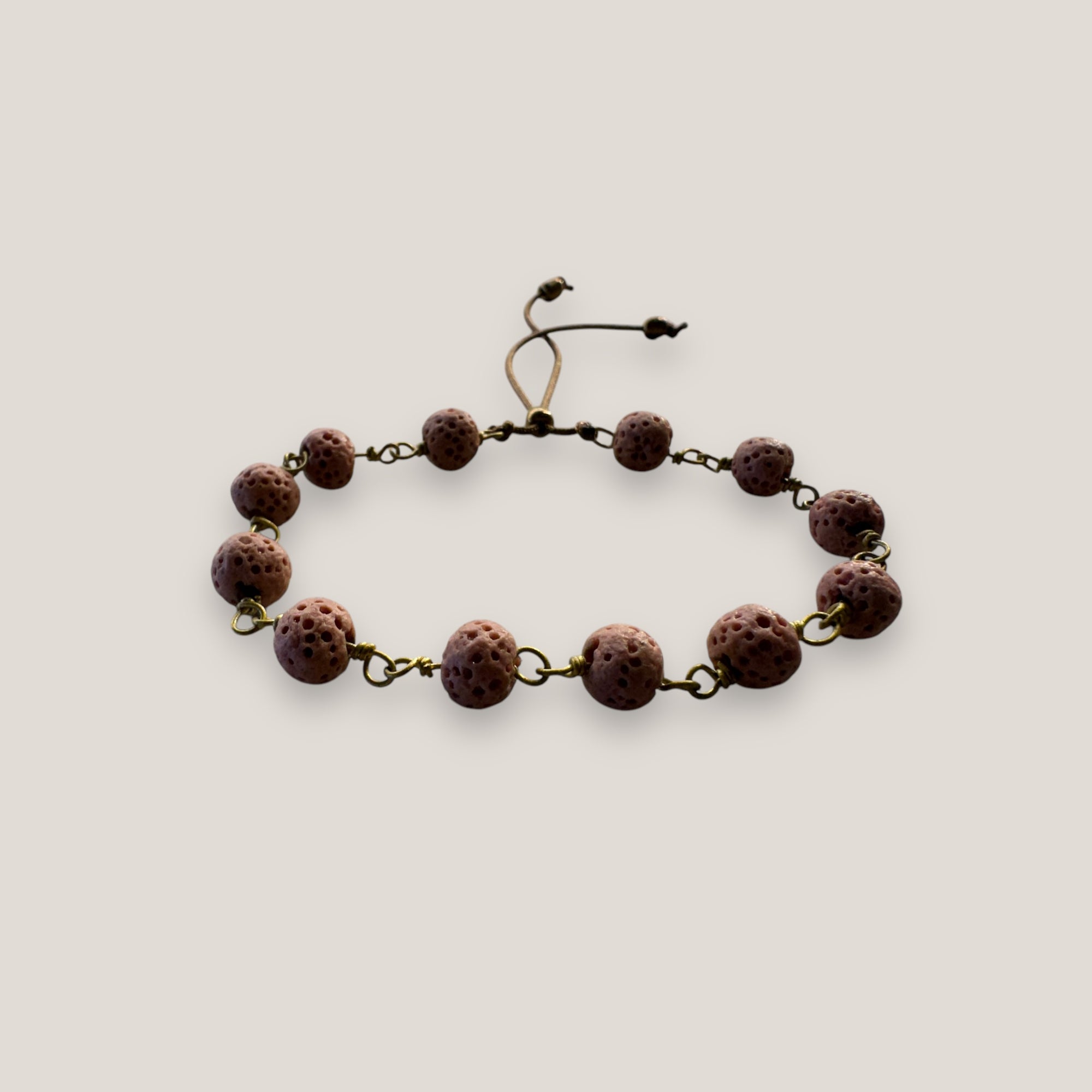 Bronzenes Kettenarmband mit 6 mm trockener rosa Schwammkoralle