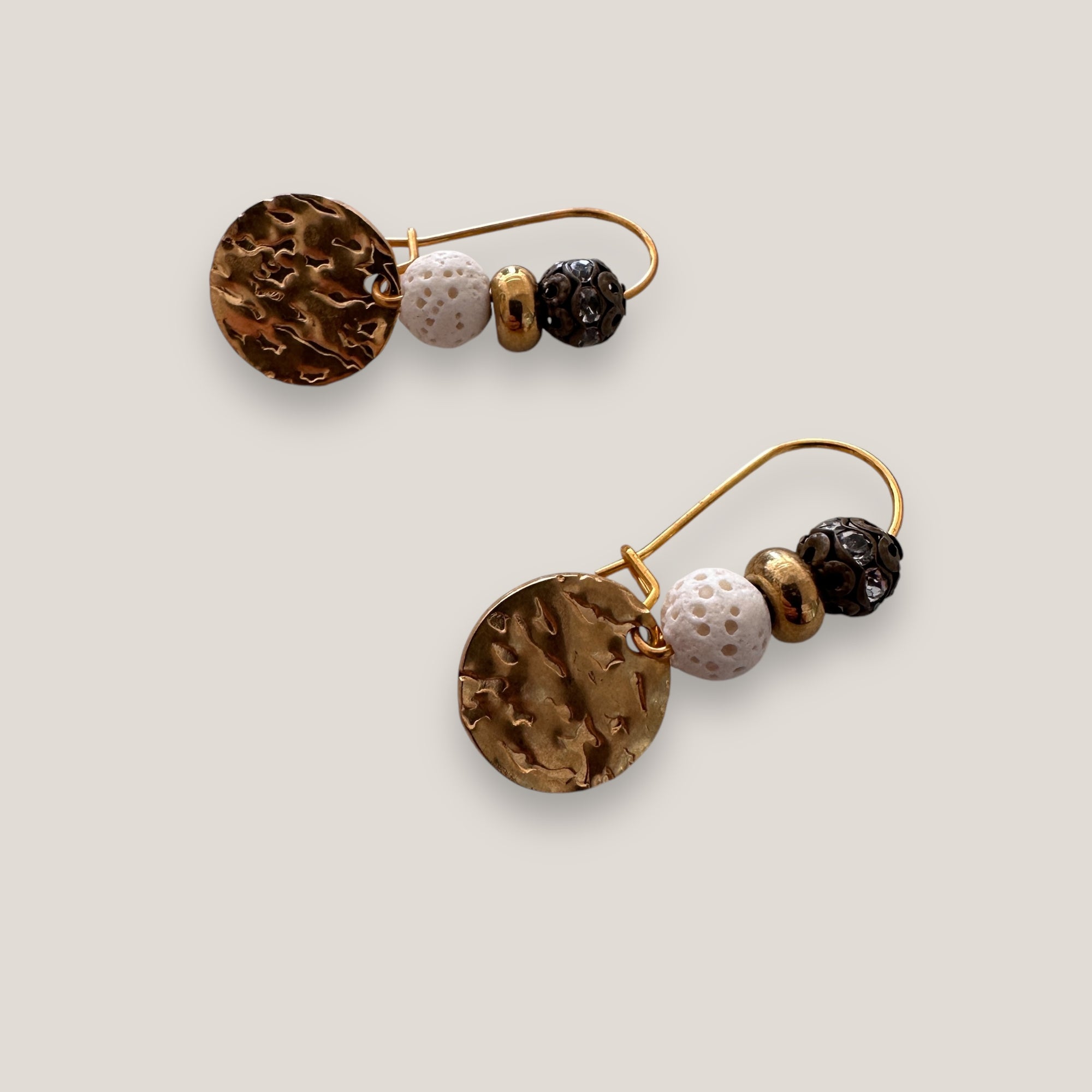 Pendientes Dafne gancho y medalla aguas con separador acero oro, esponja coral blanca y cuentas con filigrana bronce con cristalitos