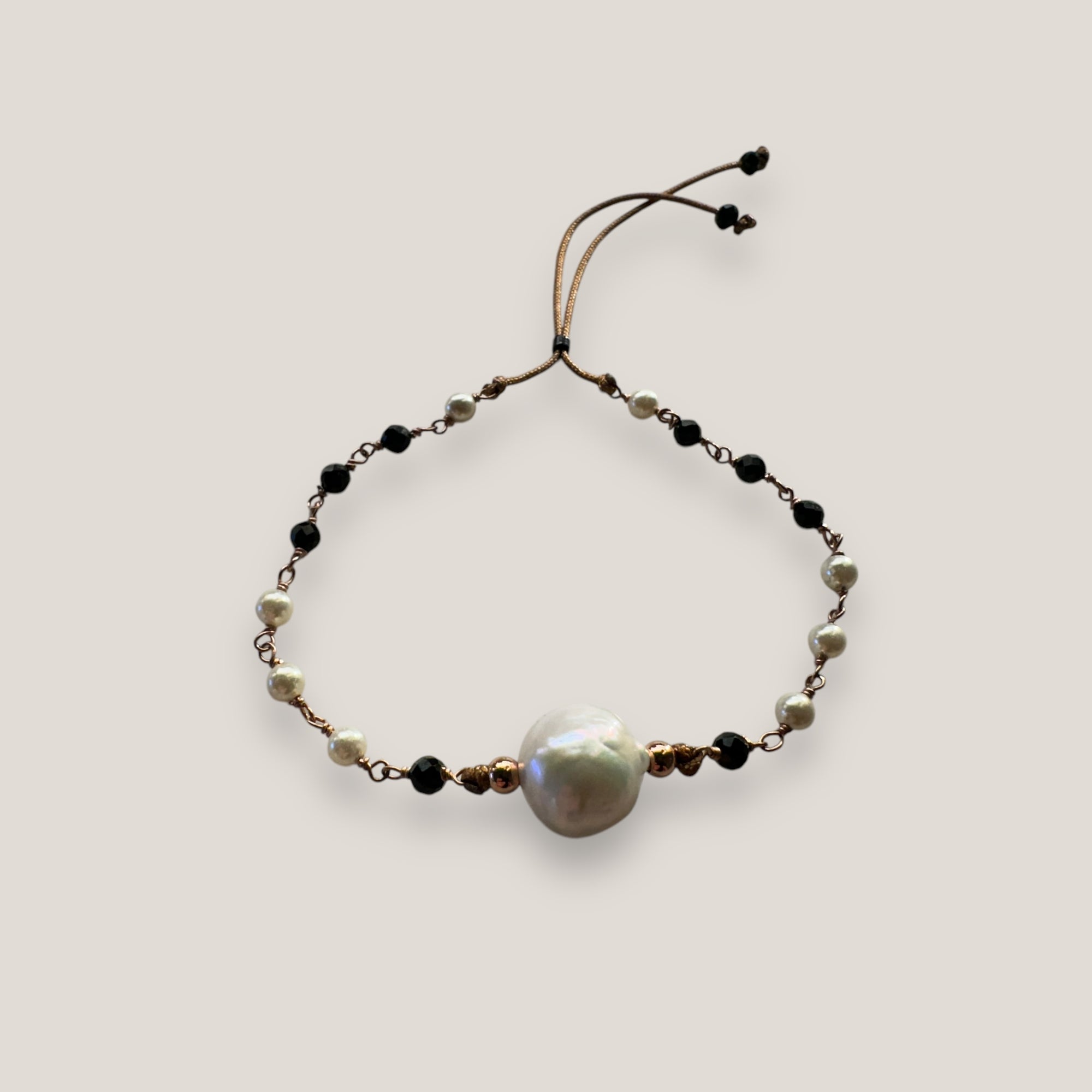 Schwarzes Divino-Armband mit natürlicher weißer Perle, schwarzen facettierten Kristallen und natürlichen weißen Perlen, Roségoldfassungen
