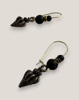 Ohrhaken goldfarbener Edelstahl Muscheln golden schwarz emailliert Lavastein schwarz goldfarbene Abstandhalter kleine schwarze Kristalle