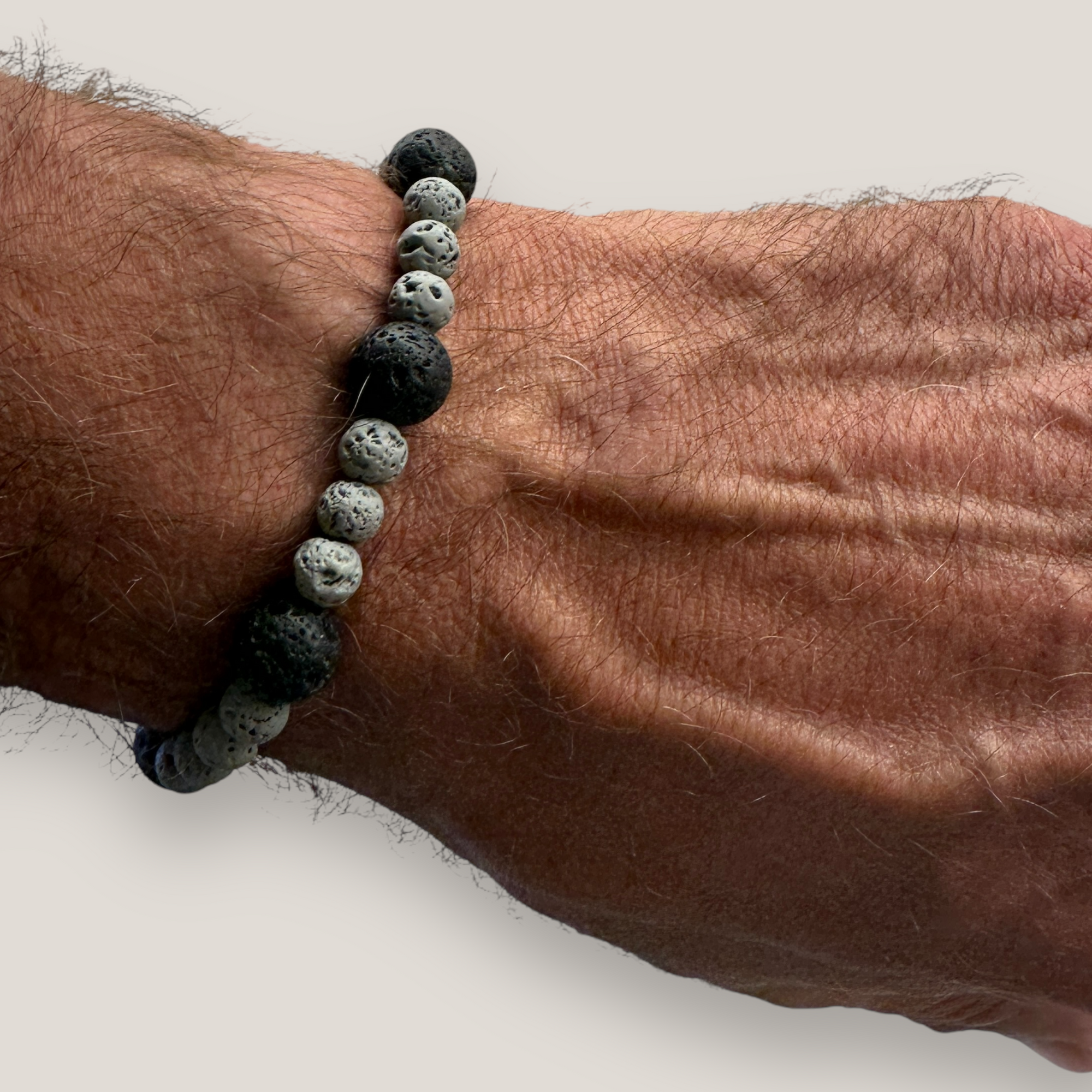 Abenteuerarmband mit grauer Lava und schwarzer Lava
