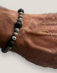 Abenteuerarmband mit grauer Lava und schwarzer Lava