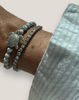 Pulsera con tortuga brillis plateada con lava blanca y más brillis