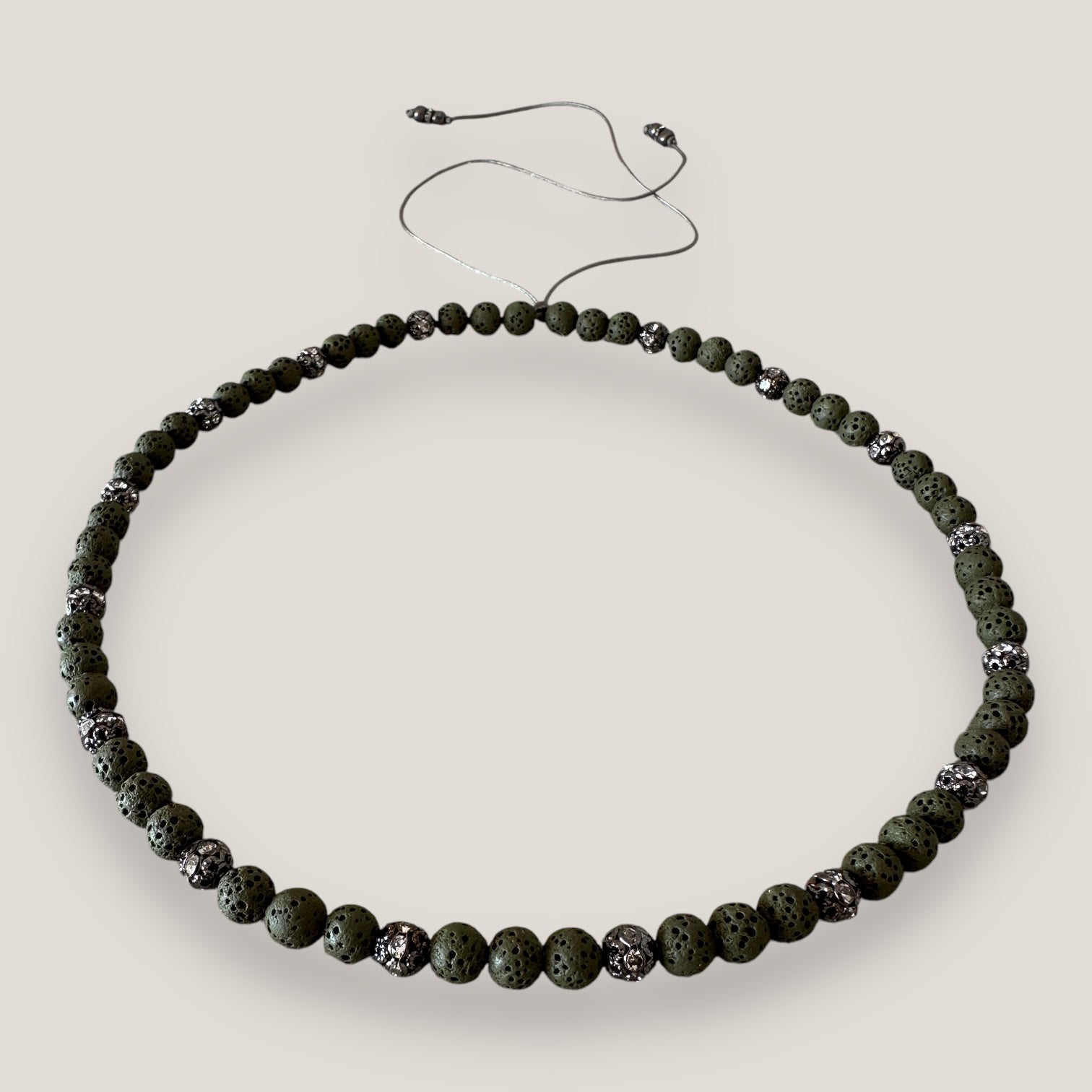 Collar Dafne con esponja coral verde caqui y filigranas gunmetal con cristalitos