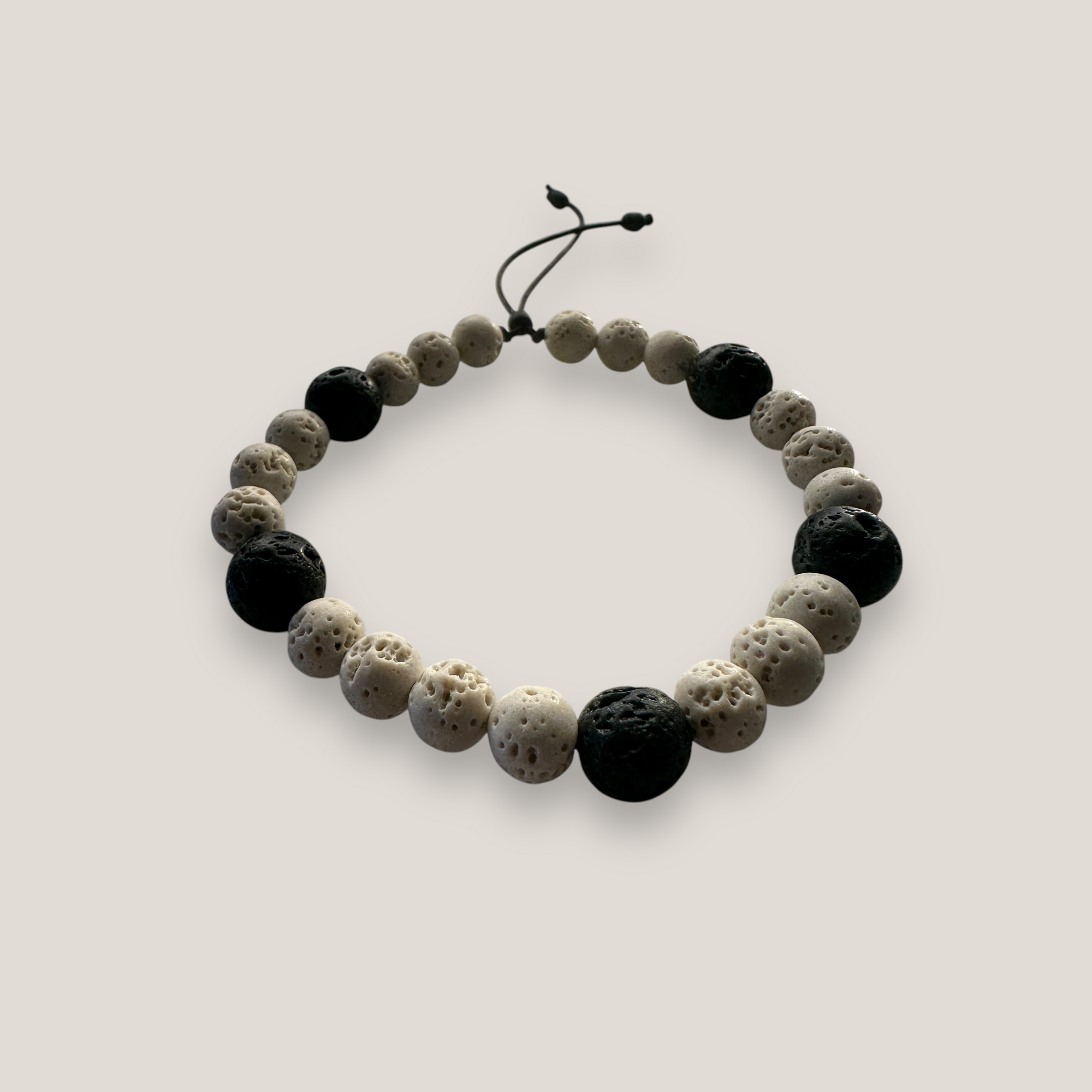 Abenteuerarmband mit beigem Korallenschwamm und schwarzer Lava